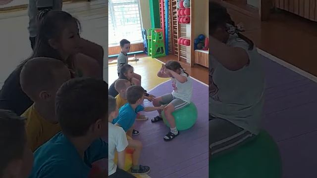 Подвижная игра с фитболом 