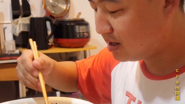 内蒙特色酸菜再来一斤五花肉加上猪脊骨，做猪肉烩酸菜，拌米饭吃太过瘾！【cram阿强】