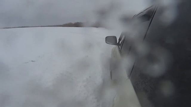 Покатался на льду озера