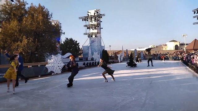 На открывшемся в Астраханском кремле катке сегодня  бесплатно начали показывать сказку Морозко
