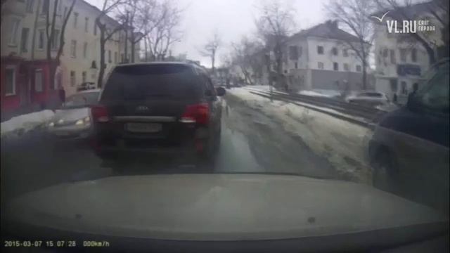 VL.ru - Land Cruiser объехал пробку на Борисенко по встречке