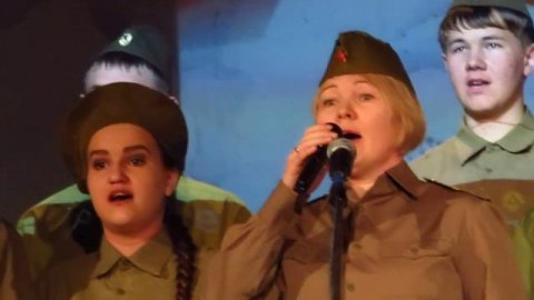 "Десятый наш десантный ботальон" в исполнении школьников с. Скородное