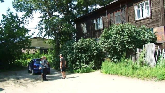 Чтобы спастись от зловоний, жители одного из районов Бийска вынуждены строить дамбы