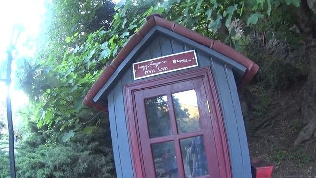 Уличный шкаф-дом в Ботаническом саду Тбилиси