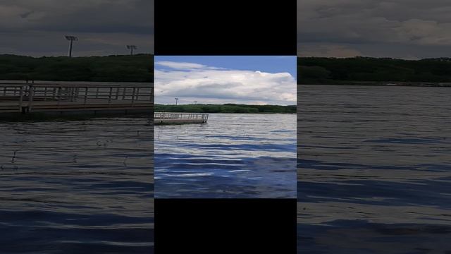 Прогулочные мостки над водой, река Волхов. Великий Новгород.