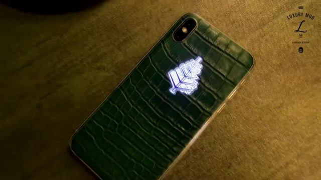 iPhone X в коже крокодила со светящимся логотипом