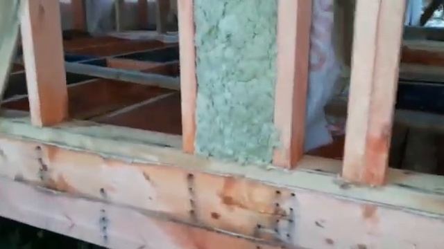 Утеплитель в углах и примыкании перегородок в каркасном доме.