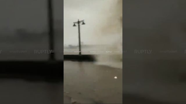 Лови волну: сильный прилив и муссонные дожди вызвали потоп в индийском Мумбаи.
