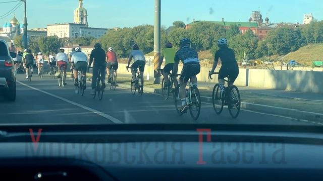 Велосипедисты в центре Москвы затрудняют движение автомобилям