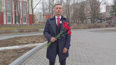Возложил цветы к памятнику В. И. Ленина в городе Артёме