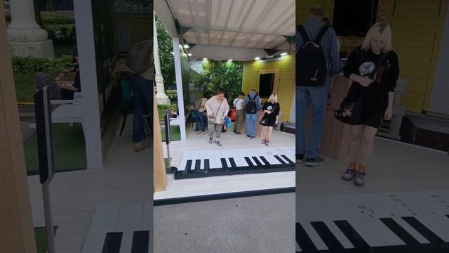 В павильоне Удмуртия взрослые и дети играют на пианино) и узнают новое о регионе