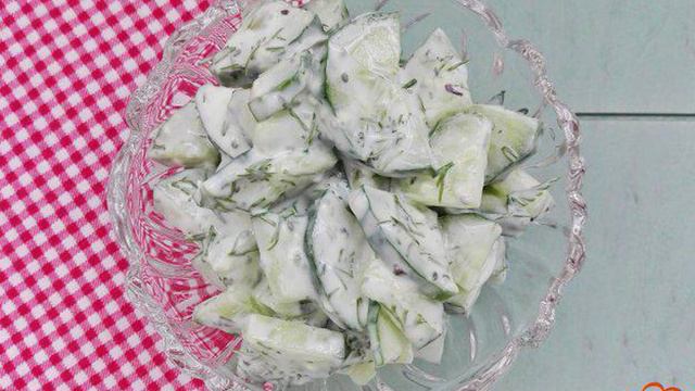 Огуречный салат с кунжутом и семенами чиа