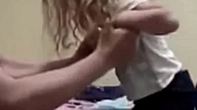 Она привела дочь в больницу, у неё подкашивались ноги. Врач только осмотрел её волосы и всё понял!
