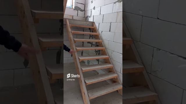 Лайфхак для строителей, как быстро сделать временную лестницу_ #строительство #лестница #санястройка