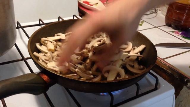 Вареная картошка с мясом и грибами