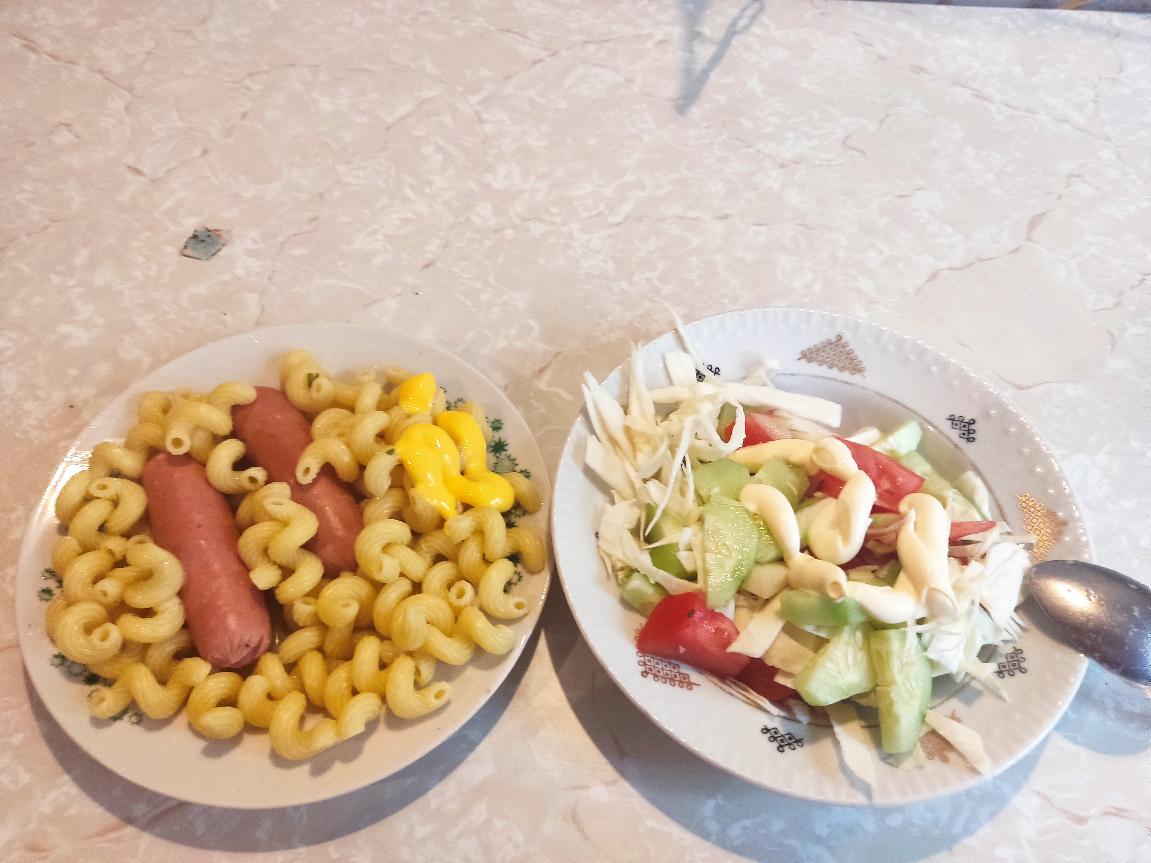 ОБЖОР макароны с сосисками и салат из свежих овощей/завтрак/мукбанг