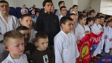 Гимны России и Крыма поют юные спортсмены Республики. Апрель 2024