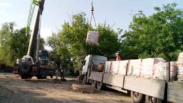 Тюменские специалисты доставили строительные материалы для ремонта кровель в многоэтажках