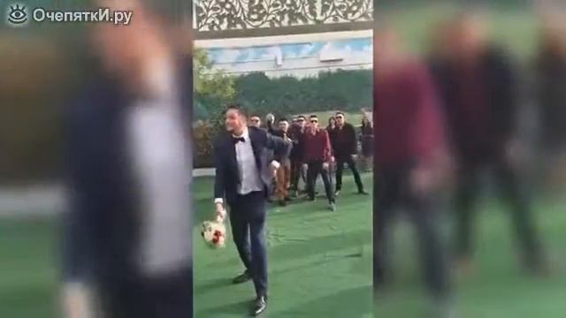 Как ловят букет девушки и парни