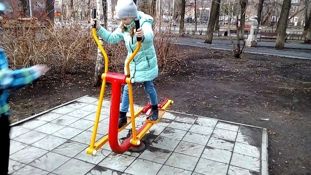 Забавные, не замысловатые тренажёры на улице Сибирской в г. Перми(1)