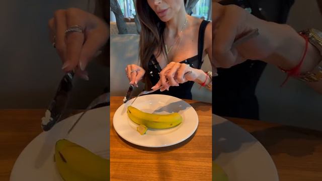 Как правильно есть банан в ресторане?