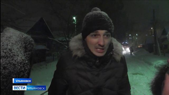 Вспыхнул одноэтажный дом