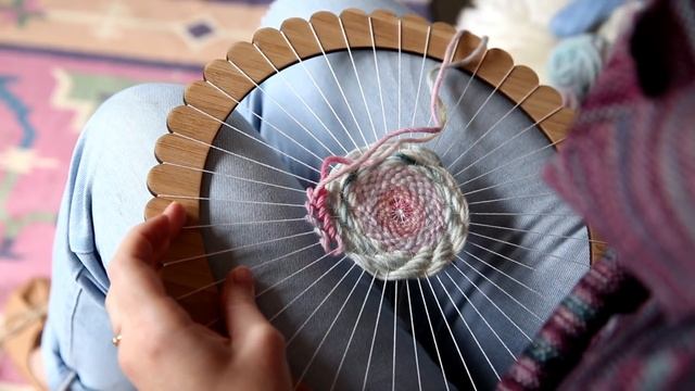 Step 5 - Round Woven Wall Hanging: Double soumak; Weaving Techniques with The Unusual Pear