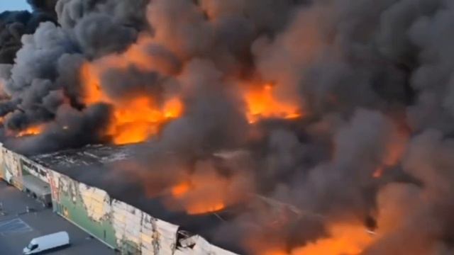 Масштабный пожар охватил один из торговых центров в Варшаве