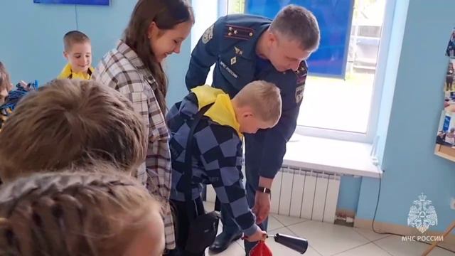 Сотрудники МЧС России обучают детей правилами безопасности
