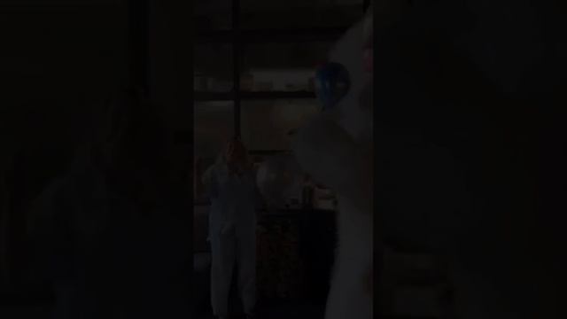 Белый медведь с шариками