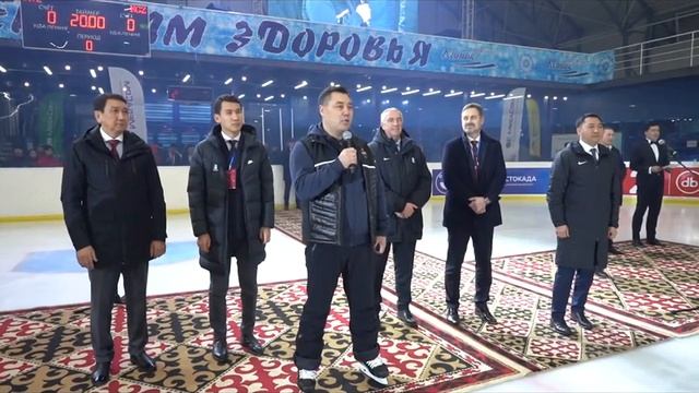 Садыр Жапаров вышел на лед в коньках на открытии ЧМ по хоккею.