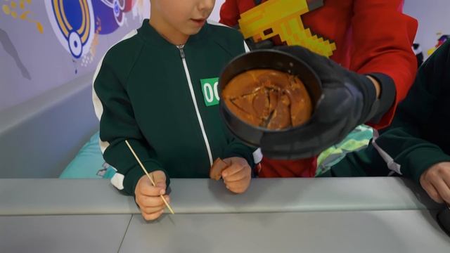 ИГРА В КАЛЬМАРА В РЕАЛЬНОЙ ЖИЗНИ ! Пробрался к НАМ в ДОМ! SQUID GAME in Real Life