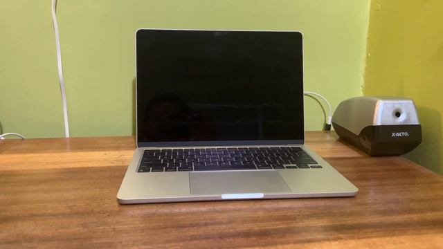 MacBook Air M2(Silver): Opening the laptop but with Battery Empty Screen