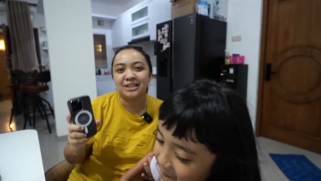 SAMANTHA NAIK PESAWAT KE SINGAPURA PERTAMA KALI BARENG ADEK AUDREY LUAR NEGRI MALAYSIA STICKER VIRA