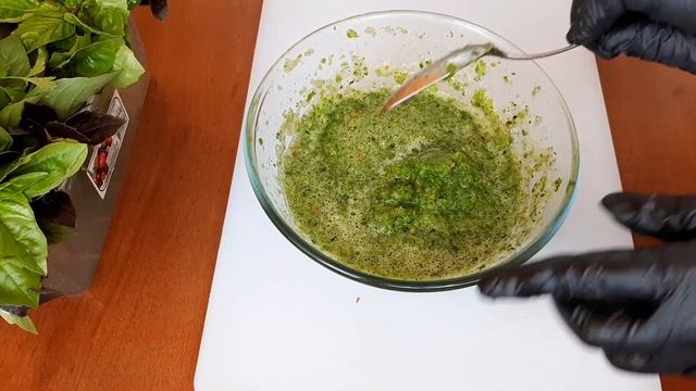 Сырая зеленая аджика! Просто изумрудного цвета! Зеленая аджика- это аромат, вкус, цвет, польза