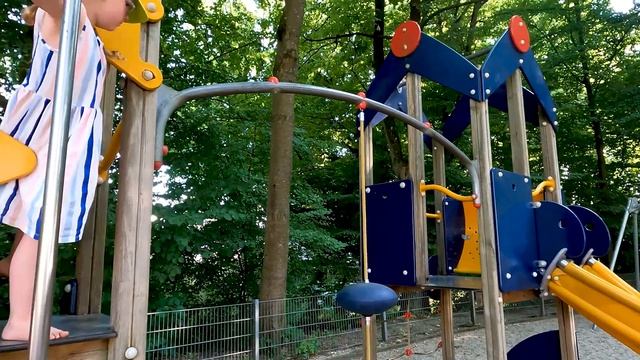 Ника с Викой поехали на детскую игровую площадку.