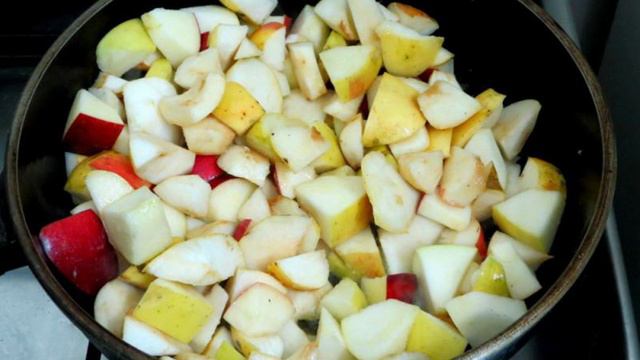 Хлебный пудинг с яблоками