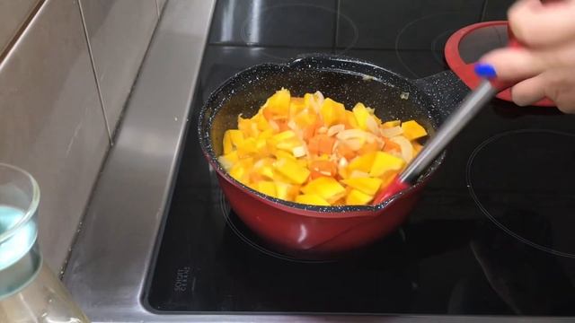 Осень создана для уютных и горячих блюд!  Самый вкусный крем-суп из тыквы!