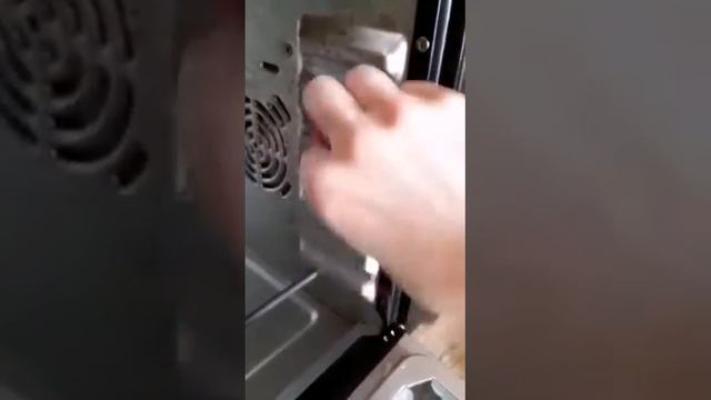 Чистка духовки с помощью чистящей пасты Biotrim Mystik