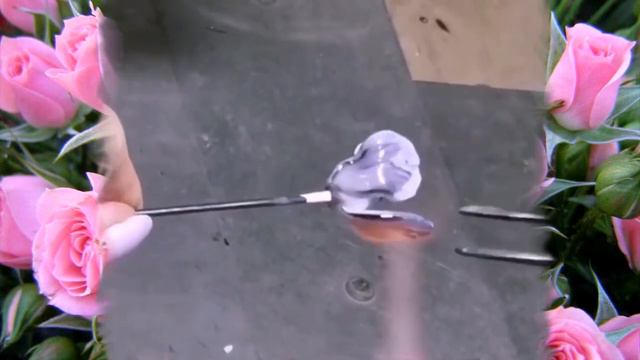 Цветочные украшения из стекла.