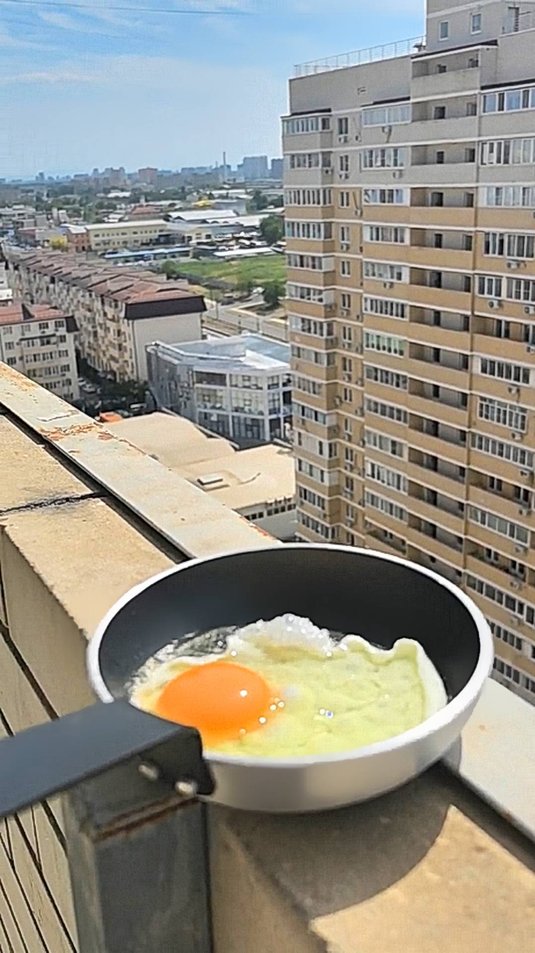 По интернету гуляет видео из Краснодара, где жарят яичницу на сковороде..