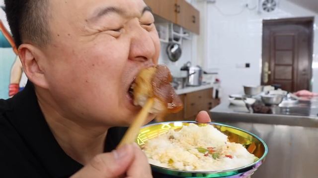 阿强买两个8斤重的肘子，做道霸王肘子，炖的入口即化，肉汁拌饭真绝了【cram阿强】