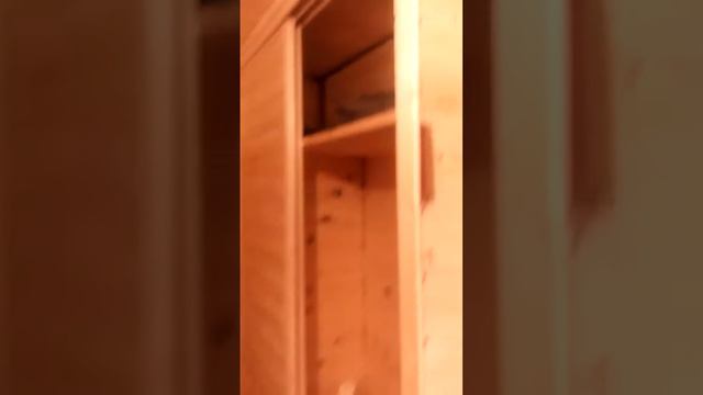 Встроенный шкаф из обрезков деревянной вагонки