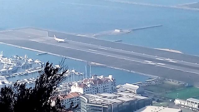 Самолёты на взлетной полосе в Гибралтаре