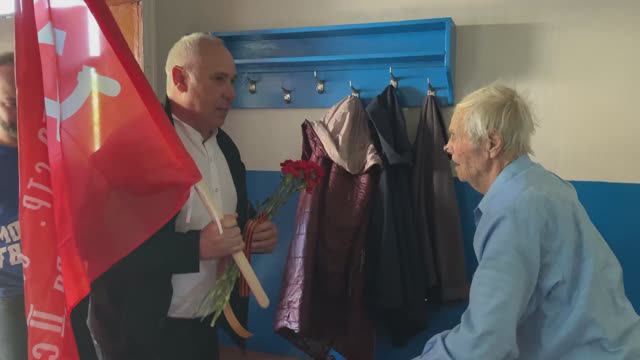Представители Сахалинской области поздравили ветерана из Шахтерска с Днем Победы