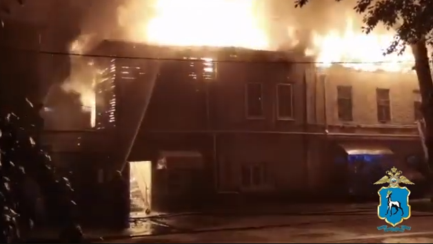 В Самаре полицейские и сотрудник МЧС спасли восемь жильцов двухэтажного дома, загоревшегося ночью
