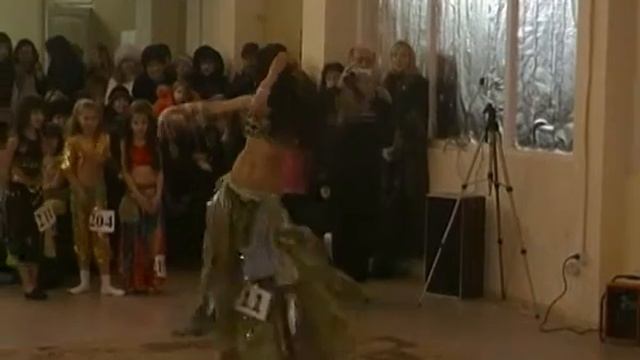 танцует тренер Арины - Анна Ситник