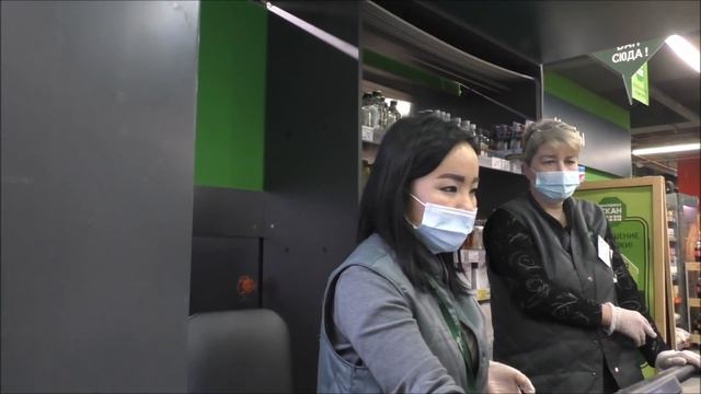 Перекрёсток. Отстаиваем право дышать свежим воздухом.  Заставляем продать еду без маски.