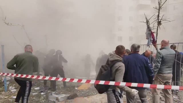 Ещё одно видео с моментом падения крыши разрушенного подъезда дома в Белгороде