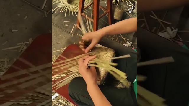 Бамбуковое плетение в руках этой мастерицы!